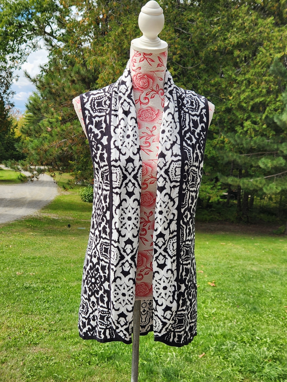 new directions Black and White Open-Front Sleeveless Patterned Vest